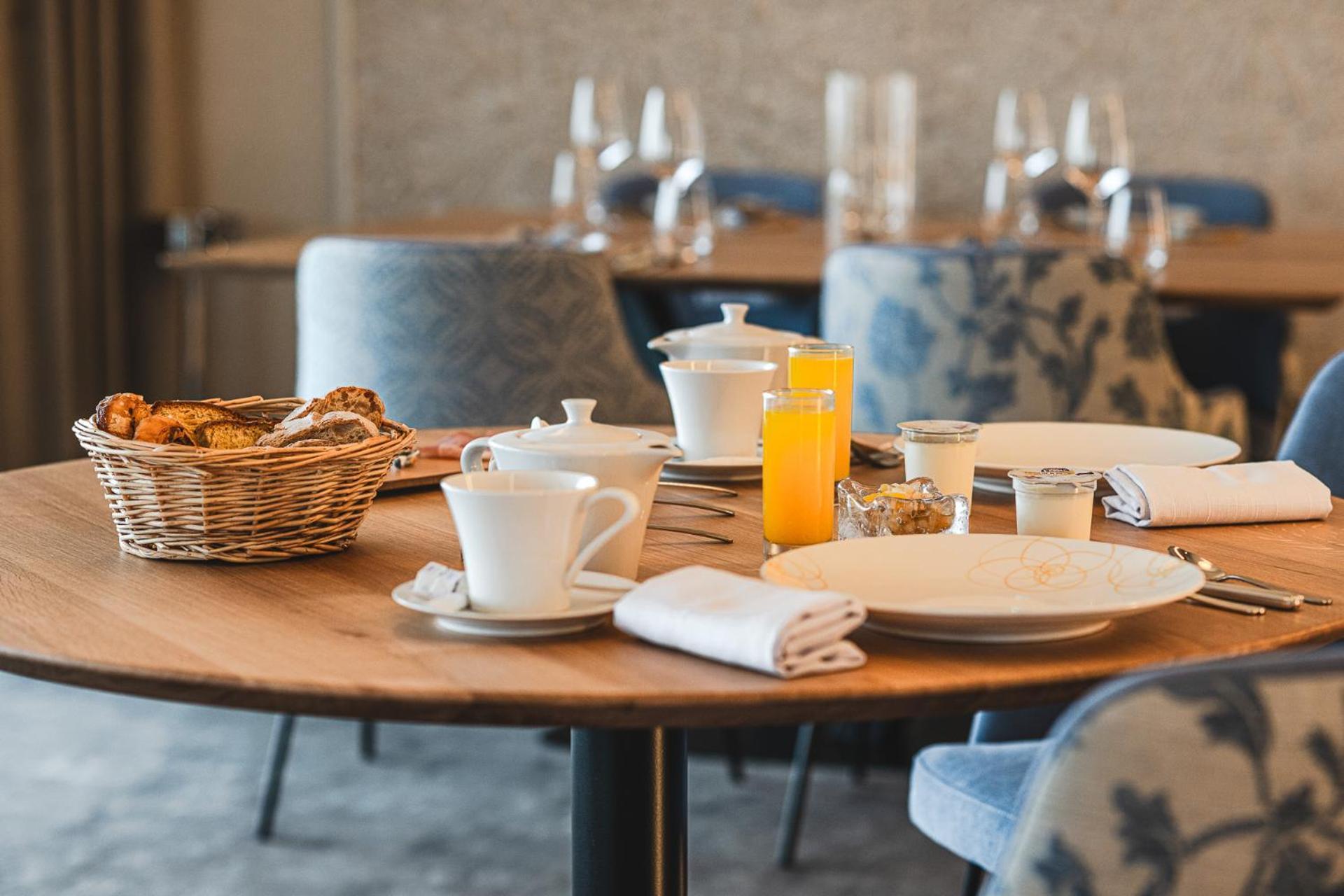 Logis Hotellerie Les Brisants , Restaurant J M Perochon 3*